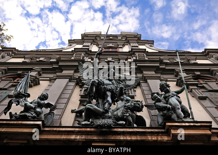 St Michael's group par Hans Reichle sur l'Armory, construit en 1602-1607, Zeugplatz 4, Augsbourg, Bavière, Allemagne, Europe Banque D'Images