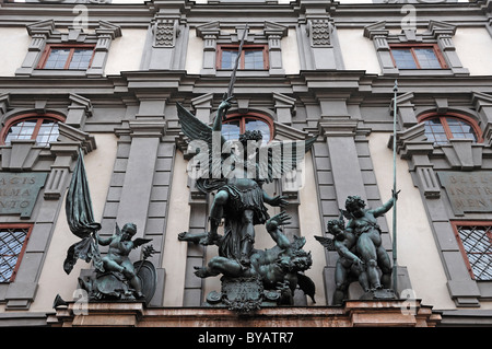 St Michael's group par Hans Reichle sur l'Armory, construit en 1602-1607, Zeugplatz 4, Augsbourg, Bavière, Allemagne, Europe Banque D'Images