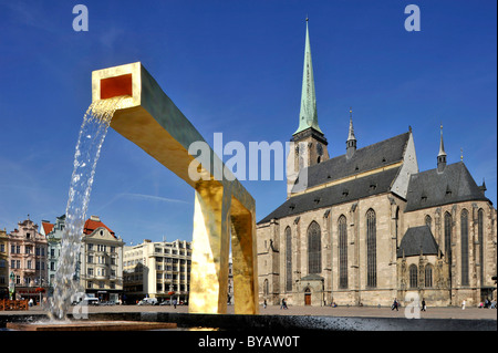 Fontaine, Cathédrale de Saint Barthélémy, Place de la République, Pilsen, en Bohême, République Tchèque, Europe Banque D'Images