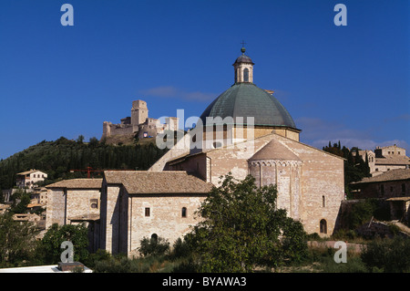 Château Rocca Maggiore et cathédrale San Rufino à Assise, Ombrie, Italie Banque D'Images