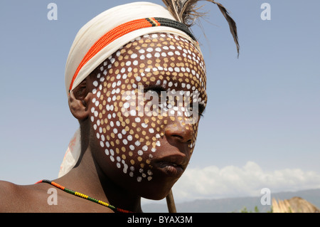 Traditionnellement peints du garçon arbore la tribu, vallée de l'Omo, Ethiopie, Afrique Banque D'Images