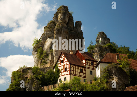 Maison ancienne à colombages construite à côté de roches jurassiques, Tuechersfeld, petite Suisse, Haute-Franconie, Bavière Banque D'Images