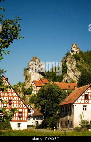 Moulin à bois et une maison à colombages construite à côté de roches jurassiques, Tuechersfeld, Petite Suisse Banque D'Images