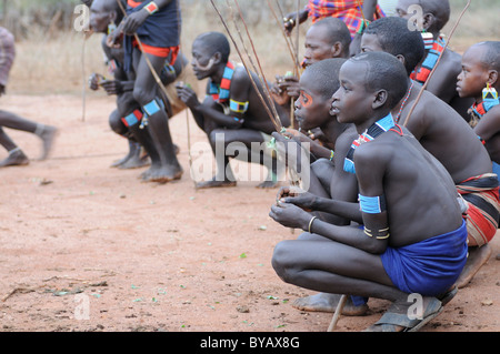 Les jeunes guerriers de la tribu Hamar pendant leur rite d'initiation, bull-sautant cérémonie, le sud de vallée de l'Omo, Ethiopie, Afrique Banque D'Images