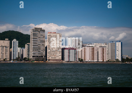 Shore Line voir des bâtiments de São Vicente, la ville de côte de l'état de São Paulo, Brésil Banque D'Images