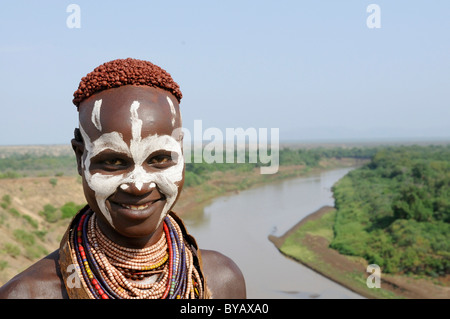 Peint femme de la tribu Karo, portrait, sud de vallée de l'Omo, dans le sud de l'Éthiopie, l'Afrique Banque D'Images