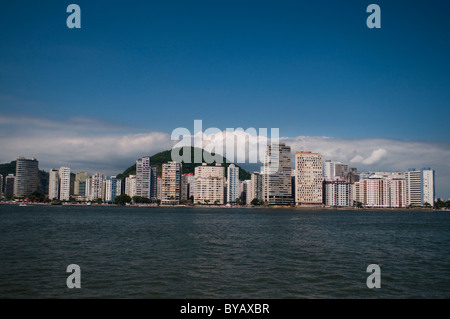 Shore Line voir des bâtiments de São Vicente, la ville de côte de l'état de São Paulo, Brésil Banque D'Images