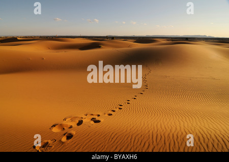 Des empreintes de pas dans les dunes de sable du Sahara, Merzouga, Maroc, Afrique Banque D'Images