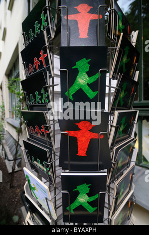 Support carte postale avec Ampelmaennchen version allemande de l'Est, le rouge et le vert des chiffres sur les feux de circulation, Berlin, Germany, Europe Banque D'Images