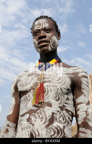 L'homme peint de la tribu Karo, le sud de la vallée de l'Omo, dans le sud de l'Éthiopie, l'Afrique Banque D'Images