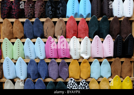 Chaussures traditionnelles à vendre dans une étagère à chaussures, Fès, Maroc, Afrique Banque D'Images