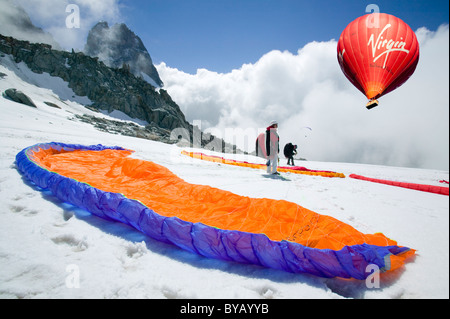 Paraponters prépare à décoller de la Grand Montets Chamonix France ci-dessus, avec un ballon à air chaud. Banque D'Images