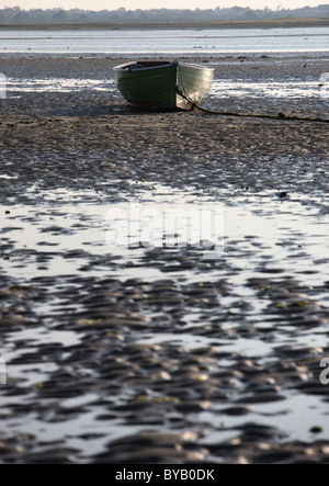 Bateau à marée basse dans le sud de l'estuaire de l'irlande eire Banque D'Images