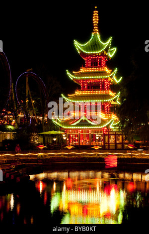 La Tour Chinoise dans Tivoli avec décoration de Noël, Copenhague, Danemark, Europe Banque D'Images