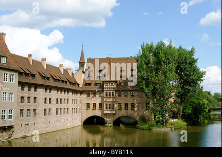 Heilig Geist Spital Hospital de l'Esprit Saint sur la rivière Pegnitz, Nuremberg, Middle Franconia, Bavaria, Germany, Europe Banque D'Images