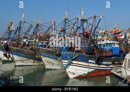 Des bateaux de pêche, chalutiers, dans le port d'Essaouira, UNESCO World Heritage Site, Maroc, Afrique du Nord Banque D'Images