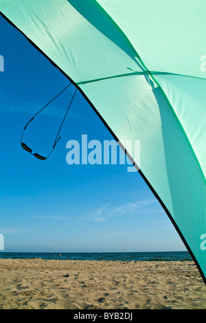 Les lunettes se balançant d'un abri à la plage, Camargue, France. Banque D'Images