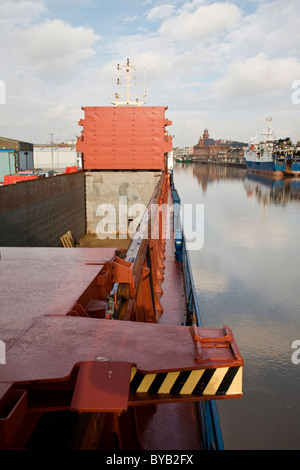 Le cargo Sea Hunter avec son pont ouvert à Great Yarmouth Port Banque D'Images