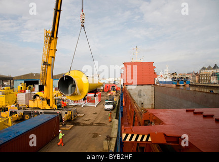 Chargement de Seatrax crane coupes sur la mer Hunter Navire de charge à Great Yarmouth Banque D'Images