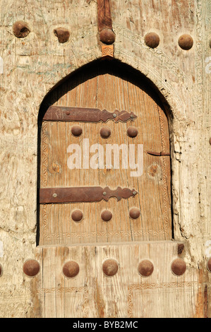 Vieille porte en bois, dans le quartier historique de Boukhara, Buchara, Route de la Soie au patrimoine mondial de l'Unesco, l'Ouzbékistan, en Asie centrale Banque D'Images