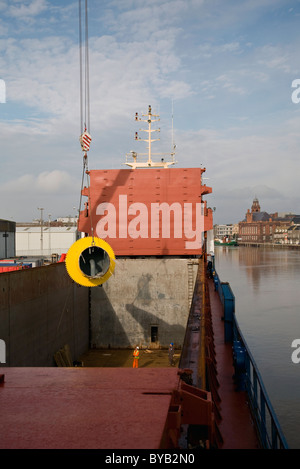 Chargement de Seatrax crane coupes sur la mer Hunter Navire de charge à Great Yarmouth Banque D'Images