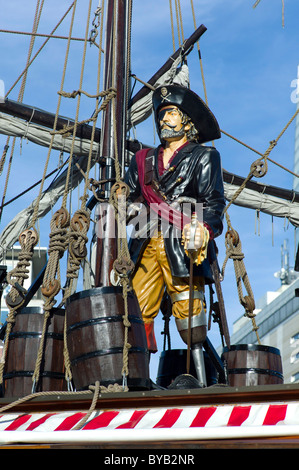 Statue d'un pirate sur un vieux gréement Banque D'Images