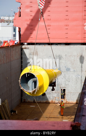 Chargement de Seatrax crane coupes sur la mer Hunter Navire de charge à Great Yarmouth Banque D'Images