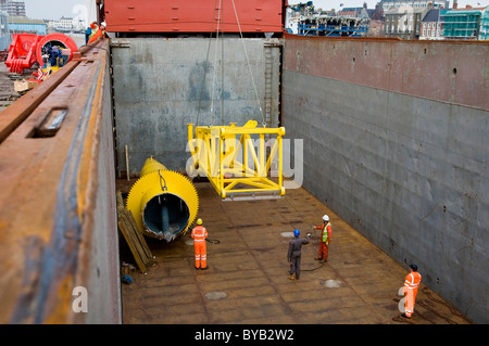 Chargement de Seatrax crane coupes sur la mer Hunter Navire de charge à Great Yarmouth Banque D'Images