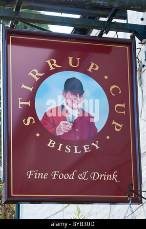 Coupe de l'étrier enseigne de pub, Bisley, Gloucestershire, Cotswolds, Royaume-Uni Banque D'Images