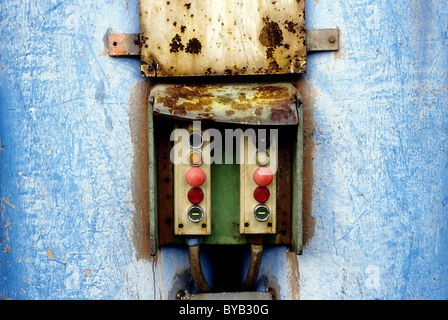 Ancien boîtier de commande avec boutons, Huettenwerk Meiderich Steel mill après la fermeture, aujourd'hui parc paysager de Duisburg-Nord Banque D'Images