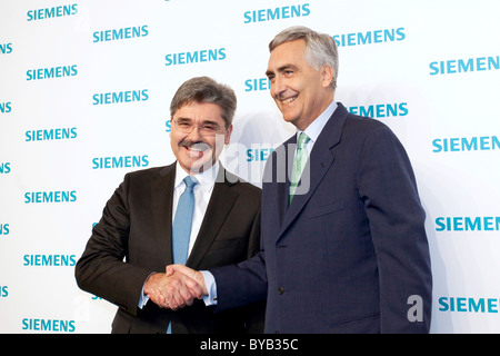 Peter Loescher, droite, PDG de Siemens AG, et Jo Kaeser, gauche, Chef de la direction financière, lors de la conférence de presse sur la situation financière Banque D'Images