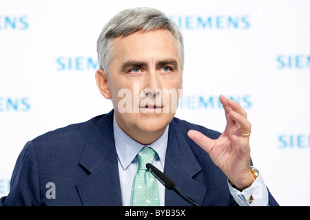 Peter Loescher, droite, PDG de Siemens AG, au cours de la conférence de presse sur les états financiers sur 11.11.2010 à Munich, Bavière Banque D'Images