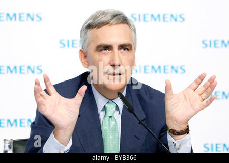 Peter Loescher, droite, PDG de Siemens AG, au cours de la conférence de presse sur les états financiers sur 11.11.2010 à Munich, Bavière Banque D'Images