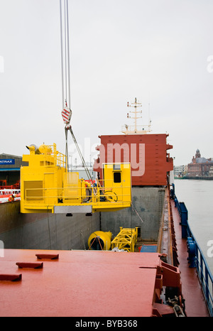 Chargement de Seatrax crane coupes sur la mer Hunter Navire de charge à Great Yarmouth Banque D'Images