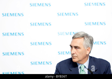 Peter Loescher, droite, PDG de Siemens AG, au cours de la conférence de presse sur les états financiers sur 11.11.2010 à Munich, Bavière Banque D'Images