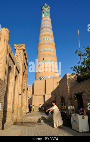 Paysage près de l'Islam Khodja ou Islom Xoja Minaret dans l'historique quartier adobe de Khiva, Chiva, Ichan Kala, Route de la soie Banque D'Images