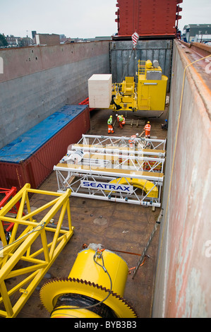 Chargement de Seatrax crane coupes sur la mer Hunter Navire de charge à Great Yarmouth Banque D'Images