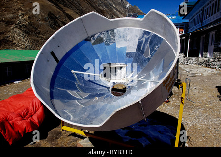 Miroir solaire pour le chauffage de l'eau, Khumbu, Gokyo, parc national de Sagarmatha (Népal, Asie Banque D'Images