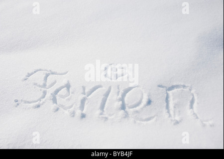 Le mot Ferien ou maison de vacances écrit dans la neige, hiver, Landshut, Basse-Bavière, Bavaria, Germany, Europe Banque D'Images