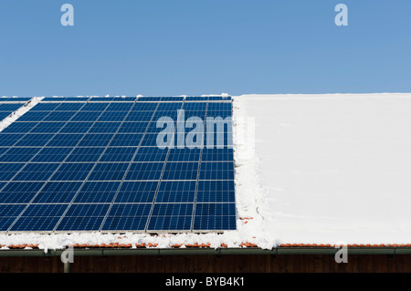 Les cellules solaires effacée de la neige sur un toit en hiver, Landshut, Basse-Bavière, Bavaria, Germany, Europe Banque D'Images