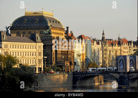 Théâtre National, Vltava, Masaryk-Kai Légion, Bridge, Prague, la Bohême, République Tchèque, Europe Banque D'Images