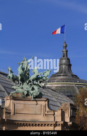 Quadriga et dome avec le drapeau français au Grand Palais, Paris, France, Europe Banque D'Images