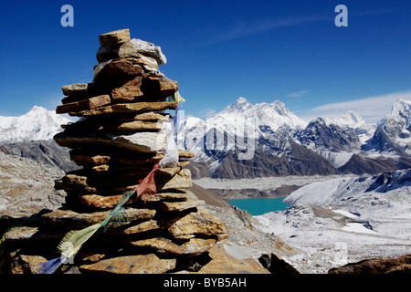 Vue depuis le col sur Renjola et Gokyo Gokyo lac Tso sur le glacier Ngozumpa à l'Everest, massif du Khumbu Banque D'Images