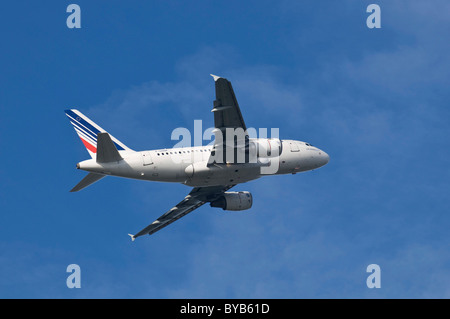 Un 318-111 d'Air France KLM en ascension Banque D'Images