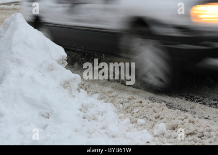 Le trafic sur une route couverte de neige, Oehringen, Hohenlohe, Bade-Wurtemberg, Allemagne, Europe Banque D'Images