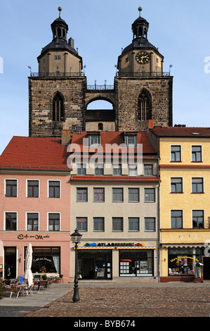 Les clochers de la ville et église paroissiale de St Marien, St Mary, bâtiments à l'avant, Lutherstadt Wittenberg Banque D'Images