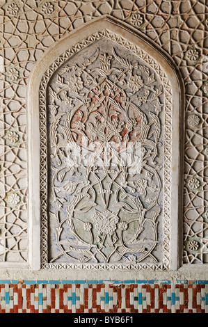 Décoration en stuc à Emir Khudayar Khan Palace, Kokand, Khoqand, Fergana, Route de la soie, l'Ouzbékistan, en Asie centrale Banque D'Images