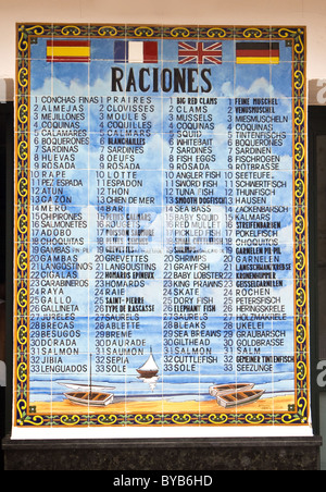 (Sol carrelé) Raciones, menu restaurant à l'extérieur, la vieille ville, Marbella, Costa del Sol, Andalousie, Espagne Banque D'Images