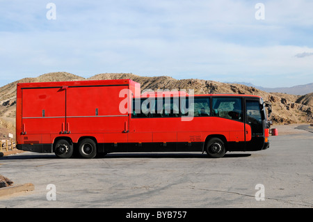 Rotel coach, un bus intégrant un hôtel mobile, voyager près de Zabriskie Point, Death Valley National Park, California, USA Banque D'Images