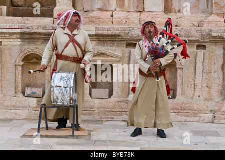 Les sections locales portant des costumes traditionnels et de jouer de la musique traditionnelle, Jerash, Gérasa, Jordanie, Moyen-Orient Banque D'Images